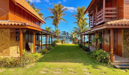Duplex À Beira-Mar em Santa Mônica, Guarapari: 2 Casas, Piscina e Acesso Direto à Praia!