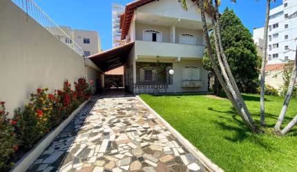 Casa com 5 quartos, vaga para 4 carros e área de churrasqueira a venda na Praia do Morro, Guarapari/ES.