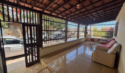 Casa Linear de Esquina (Sendo 2 Edificações)