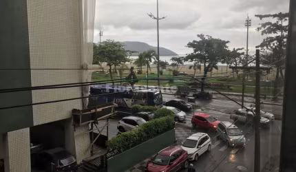 Ap com 3 dormitórios na quadra da praia, sala para 2 ambientes.
