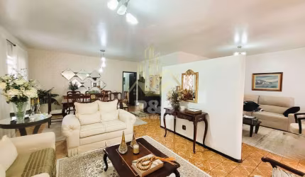 Casa ampla na Vila Sonia, Botucatu. Com 3 dormitórios e muito verde!