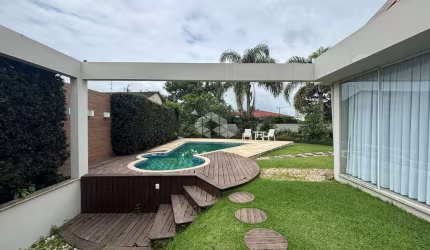 Casa de alto padrão com quatro dormitórios à venda no bairro Centro em Tijucas/SC