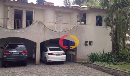 Casa em dois terrenos amplos à venda no condomínio Arujazinho I,II e III!!!