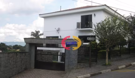 Casa para locação mobiliada no condomínio Arujazinho IV!!!