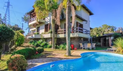 Excelente Residência localizada no Colina Sorriso, semimobiliado, com 04 dormitórios (sendo 03 suítes e 02 c/ hidro), dependência de empregada, escritório envidraçado, salas de estar e jantar conjugad