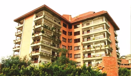 Cobertura duplex semimobiliada no Jardim América com 04 dormitórios (sendo 01 suíte com closet), sala de estar e jantar, cozinha, dependência de empregada, banheiro social, amplo terraço, área de serv