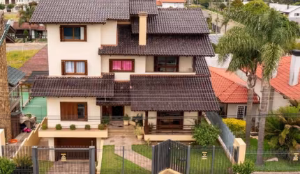 Imóvel de excelente padrão, em bairro residencial privilegiado da cidade. Composto por sala de jantar e estar, copa e cozinha, lavabo, escritório e lavanderia.  Na parte superior, o imóvel possui 04 d