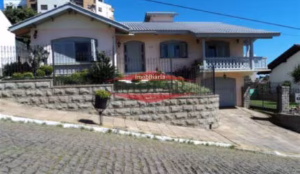 Ótima casa de alvenaria com 03 dormitórios (sendo 01 suíte), sala, lareira, churrasqueira, cozinha, área de serviço, banheiro social e garagem para 02 carros. Ficam os móveis sob medida da cozinha e d