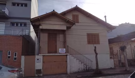 Ótima casa no Centro! Com 04 dormitórios, sala para 02 ambientes, sacada, cozinha, churrasqueira, área de serviço, despensa, banheiro social e 01 vaga de garagem.  Piso tabuão.  Área construída: 242,2