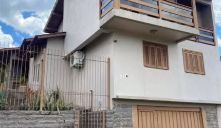 Ótima casa localizada em bairro colado ao centro, conta com 4 dormitórios, sendo um suíte com sacada, escritório podendo ser transformado em mais um dormitório, cozinha com churrasqueira, sala de esta