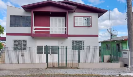 Casa (somente o segundo pavimento) com 04 dormitórios, sala e cozinha conjugadas, banheiro, área de serviço e um box de garagem. Ficam todos os  móveis sob medida.