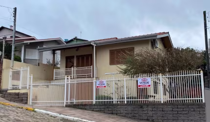 Casa em alvenaria, dois pisos  com 3 dormitórios, sala, cozinha, 2 banheiros, área de serviço e garagem para 2 carros. Área construida de 140 m sobre  amplo terreno de 365 m, muito bem localizada dent