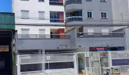 Ótimo apartamento semimibiliado no Bairro Jardim do Shopping!! Conta com 02 dormitórios, sala para 02 ambientes com sacada, cozinha, área de serviço, banheiro social e 01 vaga de garagem.  Edifício co