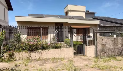 Excelente Residência no Bairro Petrópolis! Conta com 04 dormitórios (sendo 01 suíte), sala para 02 ambientes, sacada, cozinha, churrasqueira, área de serviço, despensa, banheiro social, lavabo e 04 va