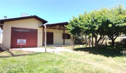 Excelente residência de construção mista(alvenaria por fora / divisórias em madeira, com 3 dormitórios (1 suíte), sala, cozinha, 1 banheiro social, espaço para escritório/atelier/mais 1 quarto, área d