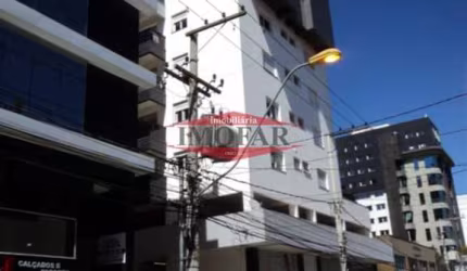 Apartamentos tipo studio com sala de estar e dormitório conjugados, cozinha, área de serviço, banheiro social e garagem para 01 carro.  Água quente e gás central.  Prédio com salão de festas mobiliado