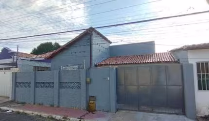 Aluga-se casa no Centro