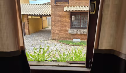 Casa na Barra de São Miguel, com 03 quartos.