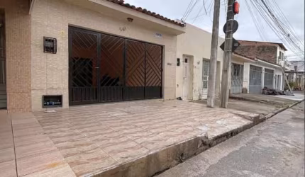 Casa na Ponta Grossa com 02 quartos