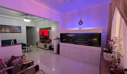Sobrado à venda em São Vicente com closet, 3 quartos, um sendo suíte.