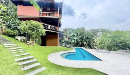 Seu Refúgio Rústico com Vista Espetacular: Uma Casa dos Sonhos!