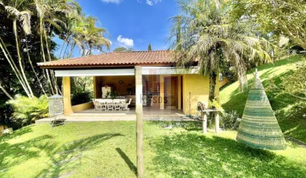 Sua Casa dos Sonhos: Contemporânea e Repleta de Natureza!