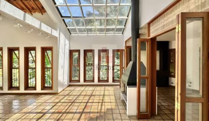Linda Casa Estilo Chácara em Condomínio com Natureza Incrível!