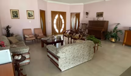 Sobrado à venda de 334,35m² | 05 dormitórios, sendo 01 suíte e 04 vagas de garagem | Condomínio Santa Helena - Caçapava |