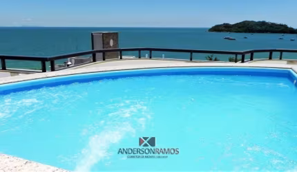 Cobertura com piscina e vista panorâmica em Bombinhas