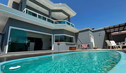 Sobrado 330m² Alto Padrão 4 suítes - Bal. Barra do Sul - Centro