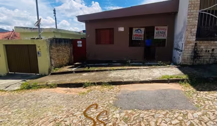 Casa no Centro de Mateus Leme/MG