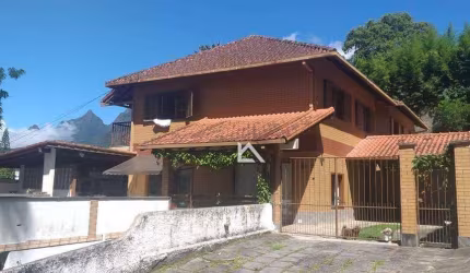 Casa com 3 dormitórios à venda, 350 m² por R$ 750.000 - Araras - Teresópolis/RJ