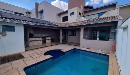 Sobrado a venda em Condomínio com 4 quartos, piscina e churrasqueira