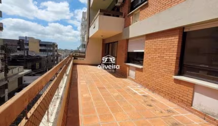 Apartamento central com terraço e 3 dormitórios.