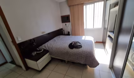 Apartamento de 2 quartos com suíte no miolo da Praia do Canto