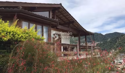 Mosela/ Petrópolis - Casa Espetacular à Venda em Condomínio Familiar