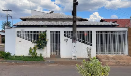 Oportunidade! Casa de esquina em Pires do Rio com 3 quartos , quintal, armários