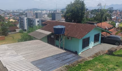 Terreno à Venda em Iririú