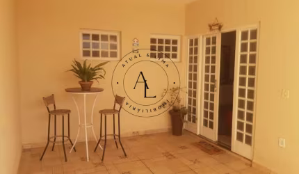 Casa Aconchegante com 3 Quartos (1 Suíte), Quintal e Jardim na Frente!