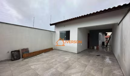 Casa para venda em Peruíbe com piscina