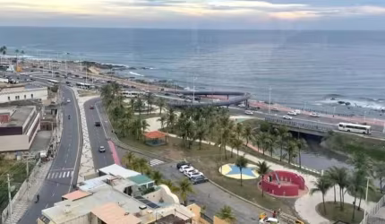Costa azul, 2 quartos, 2 suítes, andar alto, 40m², varanda, vista mar, armários, área de serviço, 1 vaga, nascente por apenas R$ 425.000,00.