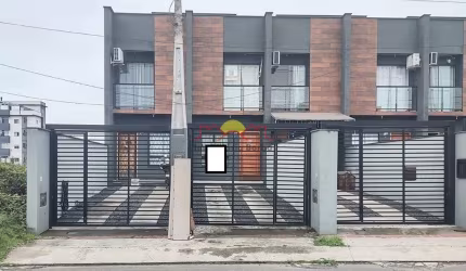 11724 - Sobrado Geminado com 02 Vagas de Garagem no bairro  Santa Catarina