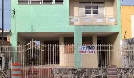 Casa de andar, boa opção para comércio, no Centro
