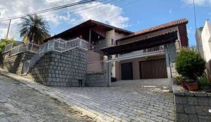 Casa com 4 dormitórios, sendo 1 suíte à venda, 440 m² por R$ 980.000 - Água Verde - Blumenau/SC