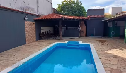 Casa com 4 quartos sendo 1 suíte e piscina para alugar e armários planejados