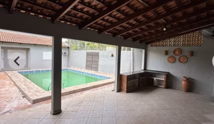 Casa sobrado com suítes e armários planejados e piscina