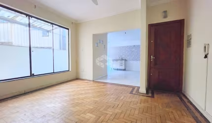 Apartamento com 3 dormitórios, sacada e terraço em Petrópolis