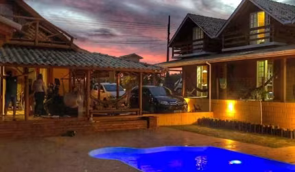 Pousada com casa com piscina e três clalés- Rosa