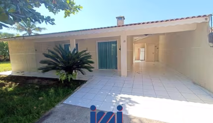 Casa em amplo terreno de esquina na Barra do Saí