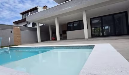 Sobrado faixa mar com piscina Atami Norte
